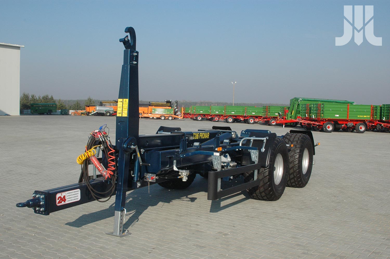 landwirtschaftlicher Anhänger, Sattelanhänger, standfestes Fahrwerk, blauer Rahmen, Schwergerät