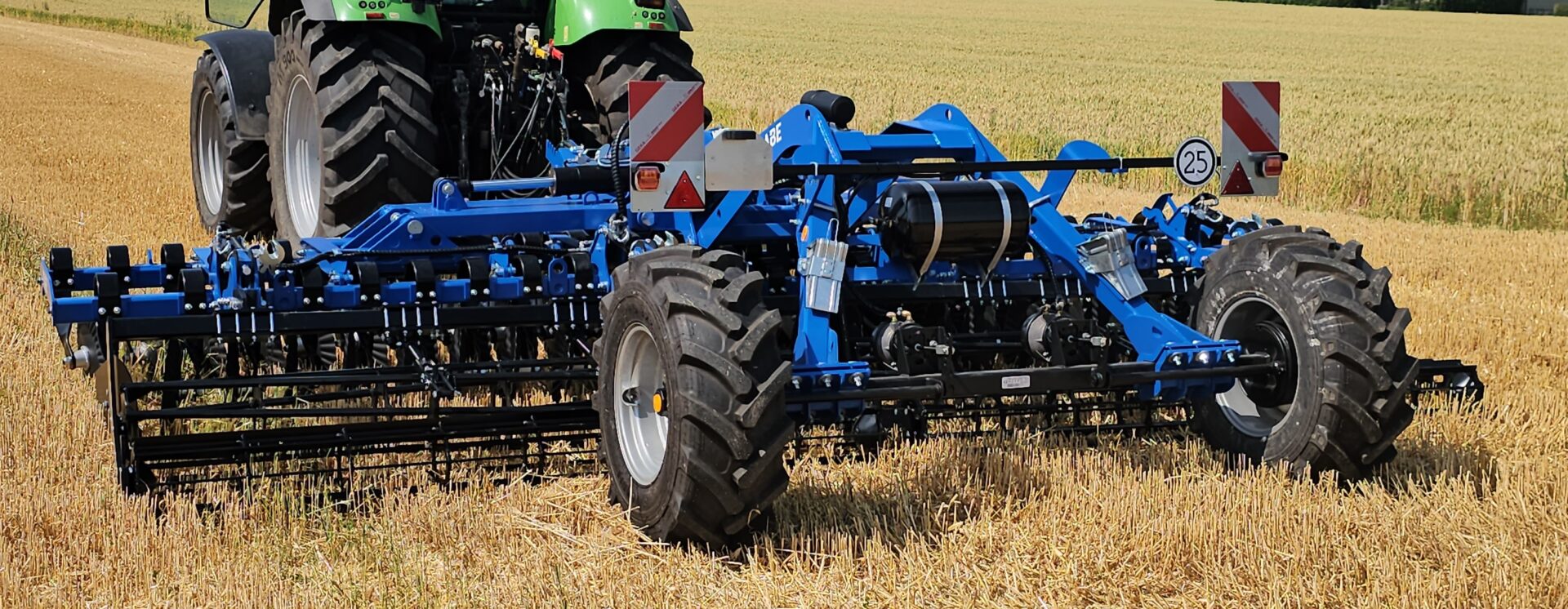 tractores Einsatzgerät, blaues Landwirtschaftsgerät, Ackerwerkzeug, Hintere Doppelkufe, Feldbearbeitung