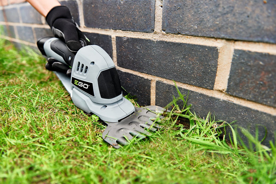 EGO Akku 12V Strauch- & Grasschere | Set mit 2 Aufsätzen & 2,0Ah Akku