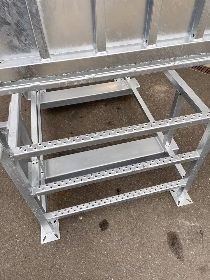 Fliegl Arbeitsbühne verzinkt | Euronorm- & Stapleraufnahme | EG-vorzertifiziert | sicher & robust