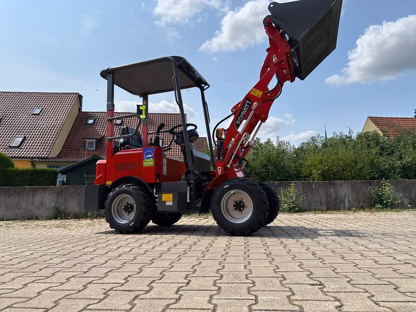 Electric wheel loader 604 – 650 kg lifting capacity | Zero Emission all-wheel loader