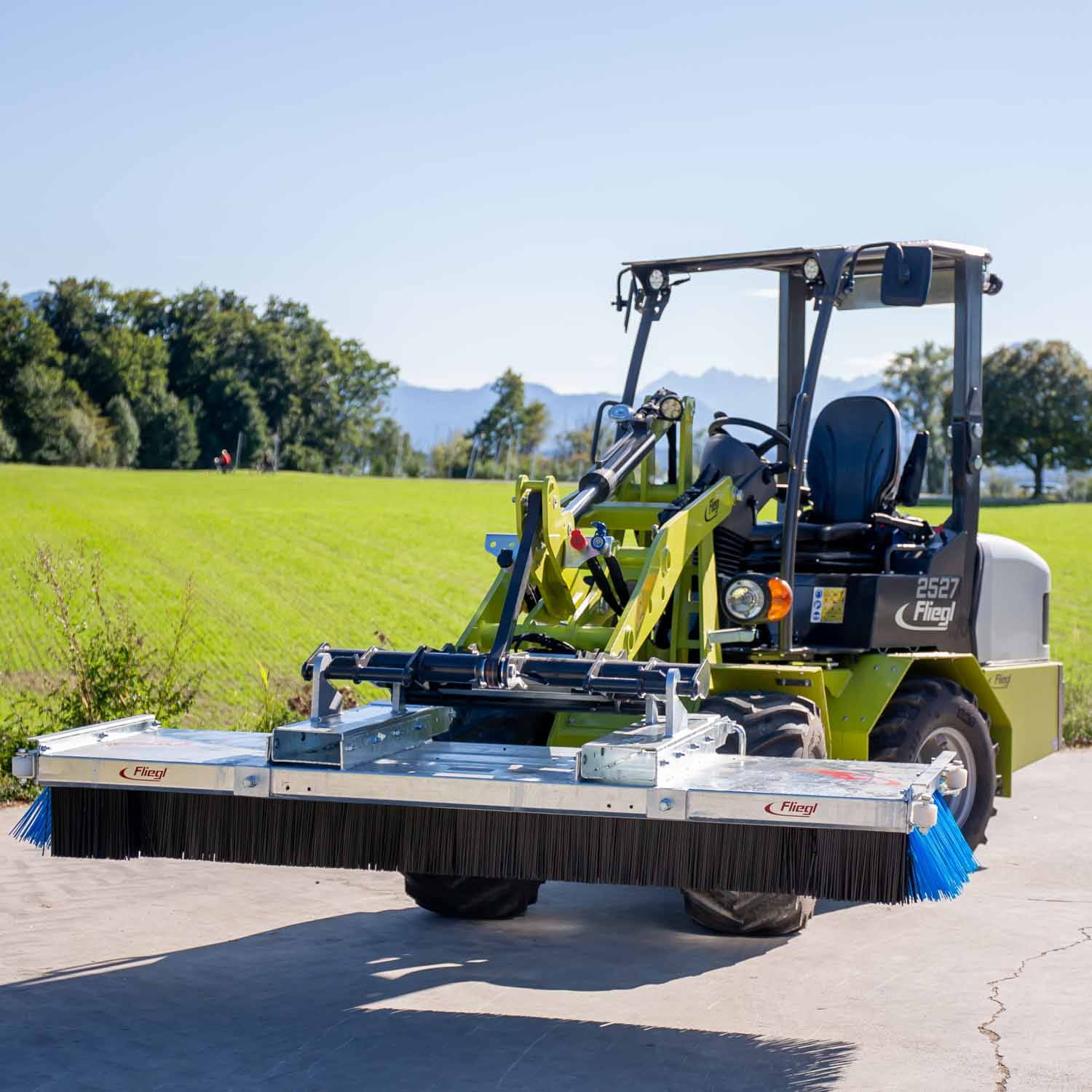 Fliegl Kehrbesen mit Anfahrtsrollen & Eckbesen | Stapler- & Euronormaufnahme | verzinkt