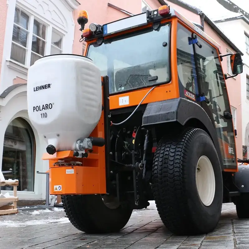 Winterdienstfahrzeug, Schneestreuer, orangefarben, Streugutbehälter, Geländereifen