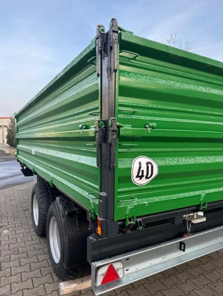 Benne basculante tridirectionnelle à un essieu, essieu tandem de 8 tonnes, 40 km/h – benne de 450 x 220 cm avec équipement complet