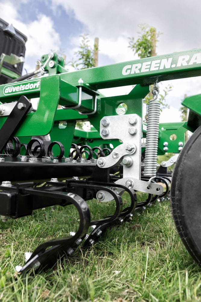 Düvelsdorf GREEN.RAKE vario 1,2 m – kompakter Profi Grünlandstriegel