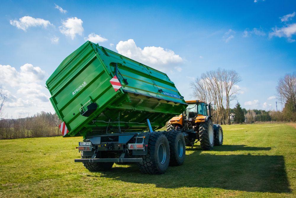 Grüner Anhänger, Landwirtschaftlicher Anhänger, angeschlossenes Gerät, grüner Anhänger, Traktor-Anhänger-Kombi