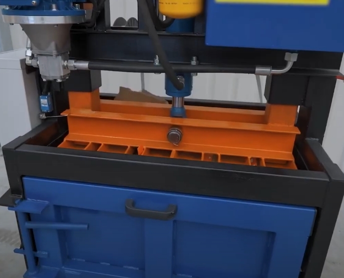 Altpapierpresse / Kartonpresse / Folienpresse 10 Tonnen - 400V / 2,2kW