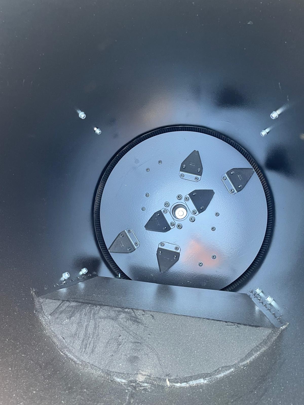 Mobile universal shredder for straw and grain - 400V / 11kW