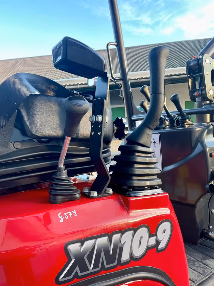 Rhinoceros XN10-9 Minibagger – Knickarm, hydraulischer Daumen & Schnellwechsler