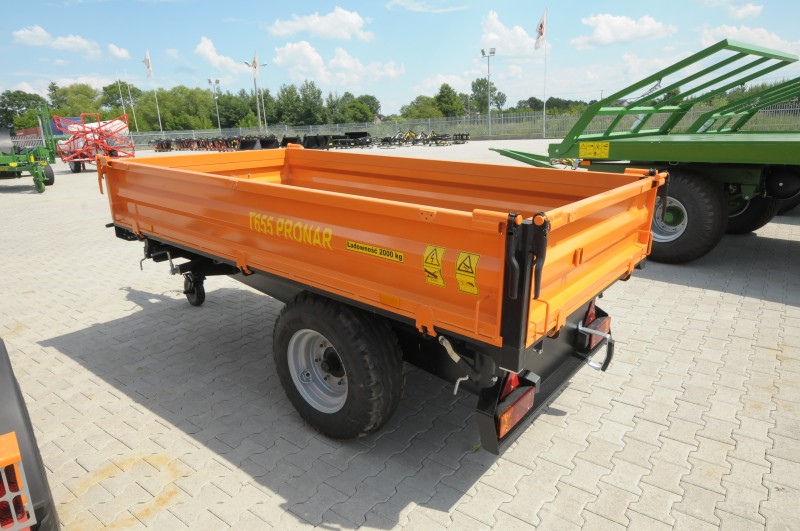 orangeer Anhänger, Flachwagen, Transportanhänger, seitliche Bordwand, Rad und Reifen