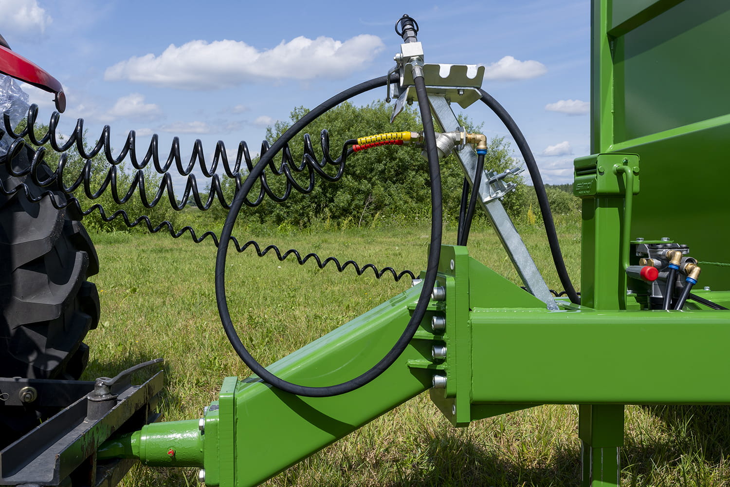 Remorque à bétail Pronar T046H – Abaissement hydraulique | Transport professionnel d'animaux