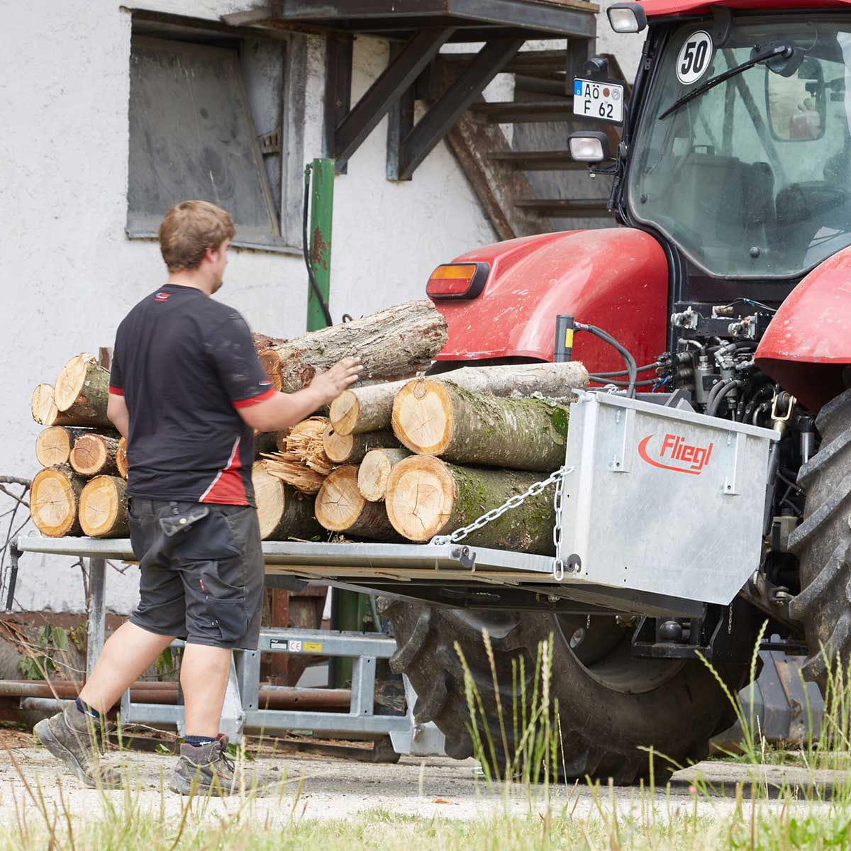 Godet arrière Fliegl à basculement haut avec paroi pendulaire | Norme européenne, attelage trois points et fixation pour chariot élévateur | Entièrement galvanisé