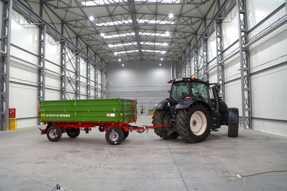 Traktor, Traktor mit Anhänger, industrielle Scheune, grüner Anhänger, landwirtschaftliche Ausrüstung