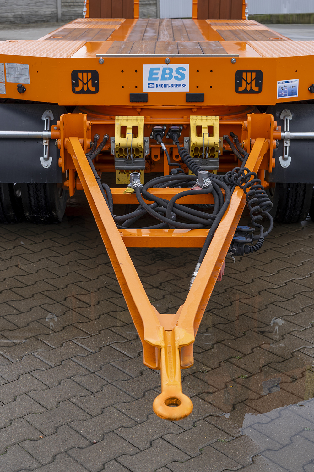 orange trailer,  anhängerkupplung,  elektrische kabeln,  metallrahmen,  industrielles fahrzeug