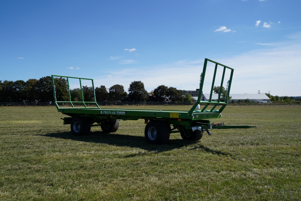 landwirtschaftlicher trailer, grüner landwirtschaftswagen, achsanhänger, große nabe, metallrahmen