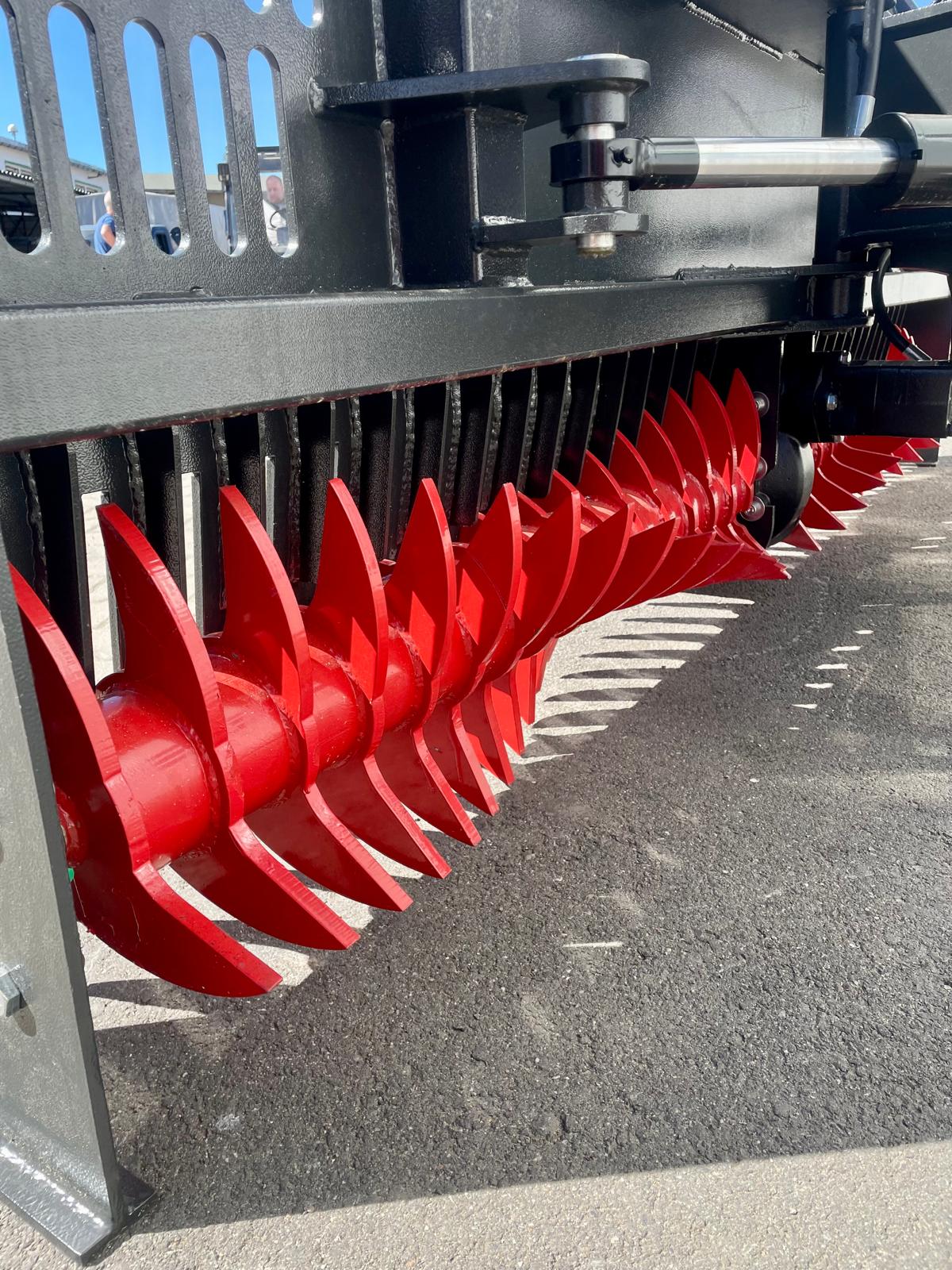 Épandeur d'ensilage porté sur tracteur 2500 mm avec distributeur à rotor – Lame de poussée d'ensilage Cat. 2