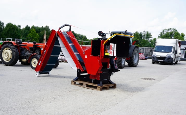 Remet CNC wood chipper RP200 SUPER with PTO shaft & 4m conveyor belt | Professional wood chipper 170 mm