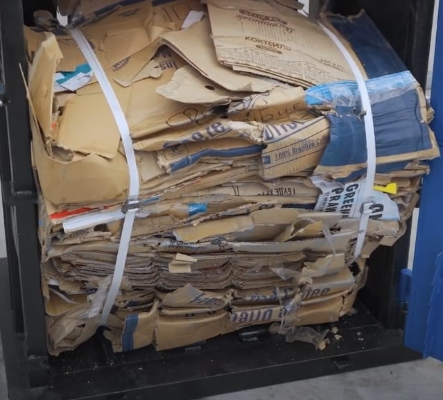 Altpapierpresse / Kartonpresse / Folienpresse 17 Tonnen - 400V / 4kW