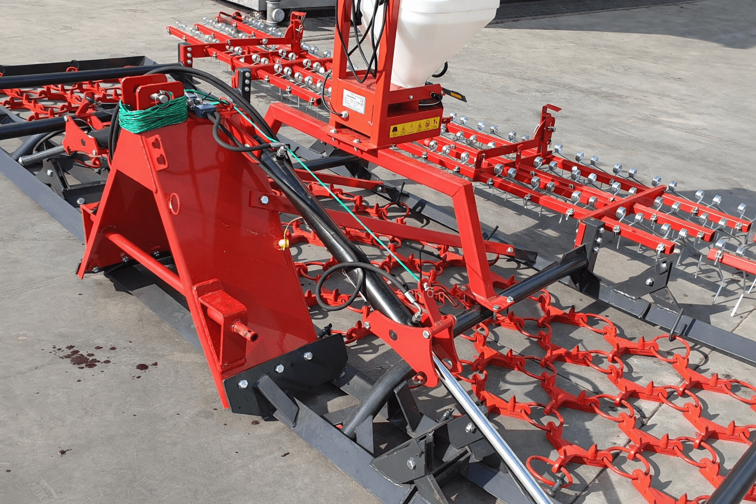 Meadow harrow with tines 5m / 4 rows – Robust grassland maintenance with hydraulic folding function