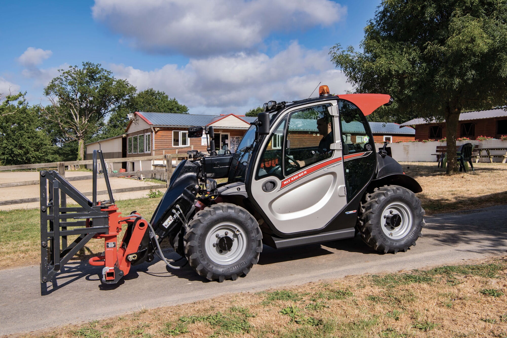MLT 420-60 H telescopic handler – compact loader for agriculture, 4.35 m lifting height, 2,000 kg lifting capacity