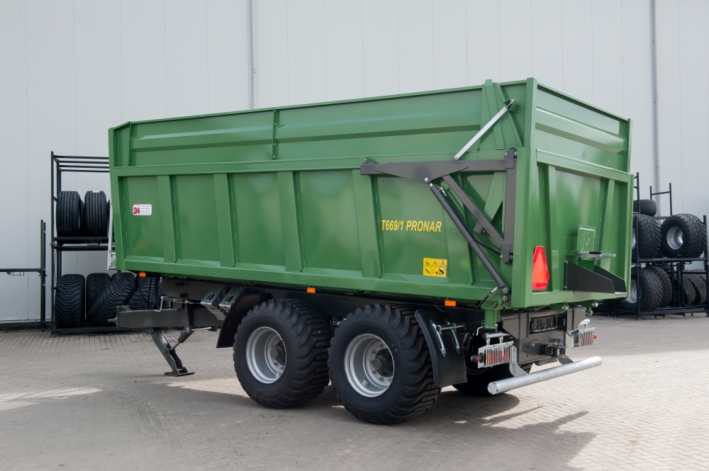 landwirtschaftlicher Anhänger, Dumper, grüner Trailer, Großräder, Metallkonstruktion