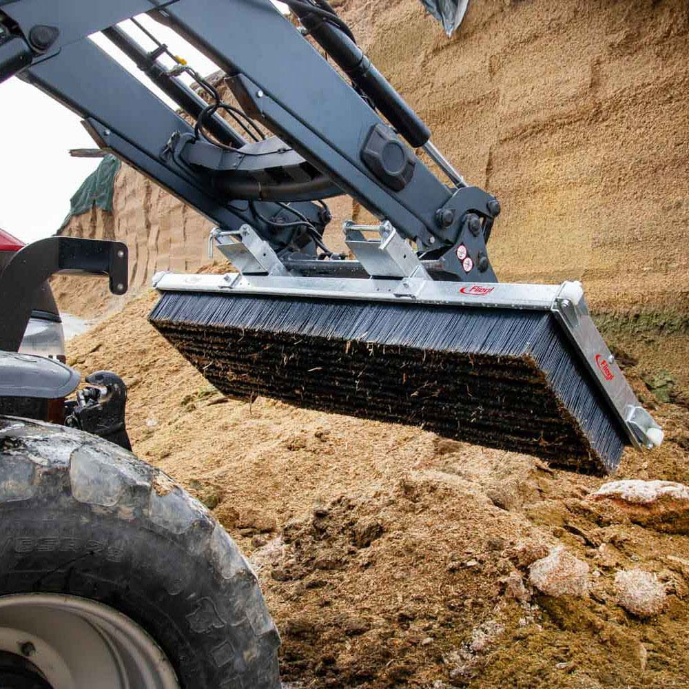 Fliegl Kehrbesen 1500 mm verzinkt – 8 Reihen | mit Anfahrtsrollen, Euro- & Stapleraufnahme