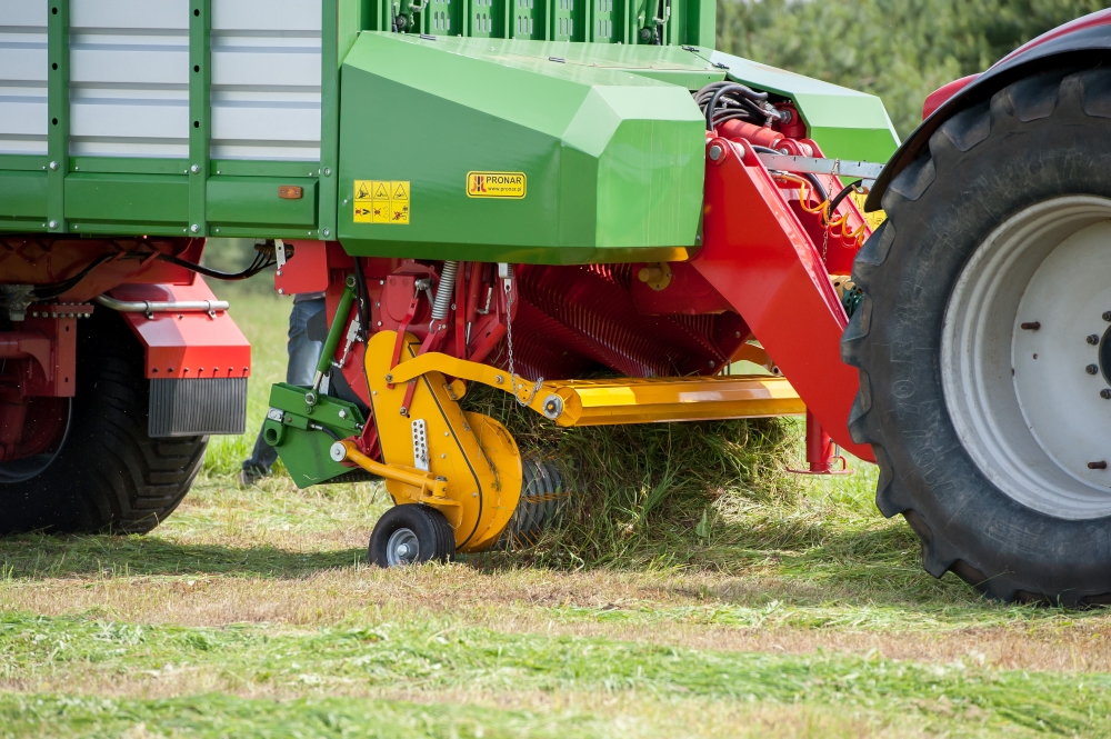 Landmaschinen, Mähdrescher-Anhänger, Grünes Gehäuse, Gelbes Bauteil, Große Landwirtschaftsmaschine