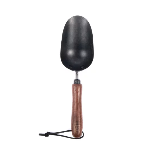 Pflanzkelle aus Stahl mit Walnussholzgriff – Profi-Pflanzkelle für Gemüsebau & Floristik