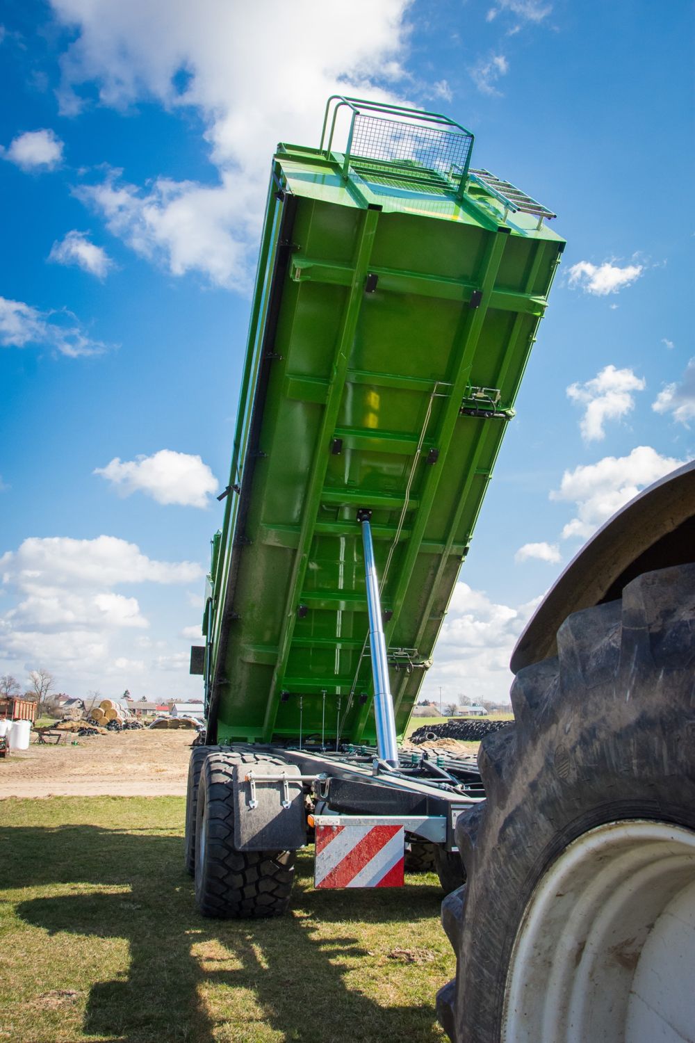 landwirtschaft, auflaufwagen, grüner trailer, mechanische ladefläche, traktoranhänger