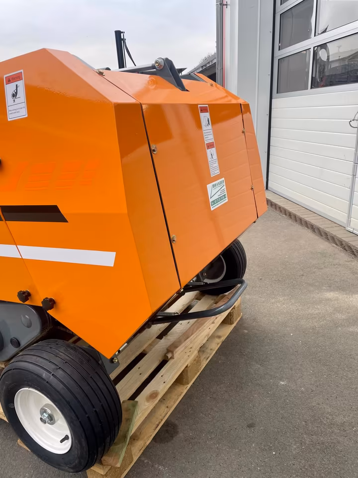 Mini Rundballenpresse 870 | Netzbindung | Ballenmaß 70 × 60 cm | Ballengewicht 15–24 kg | Kompakte Kleinballenpresse
