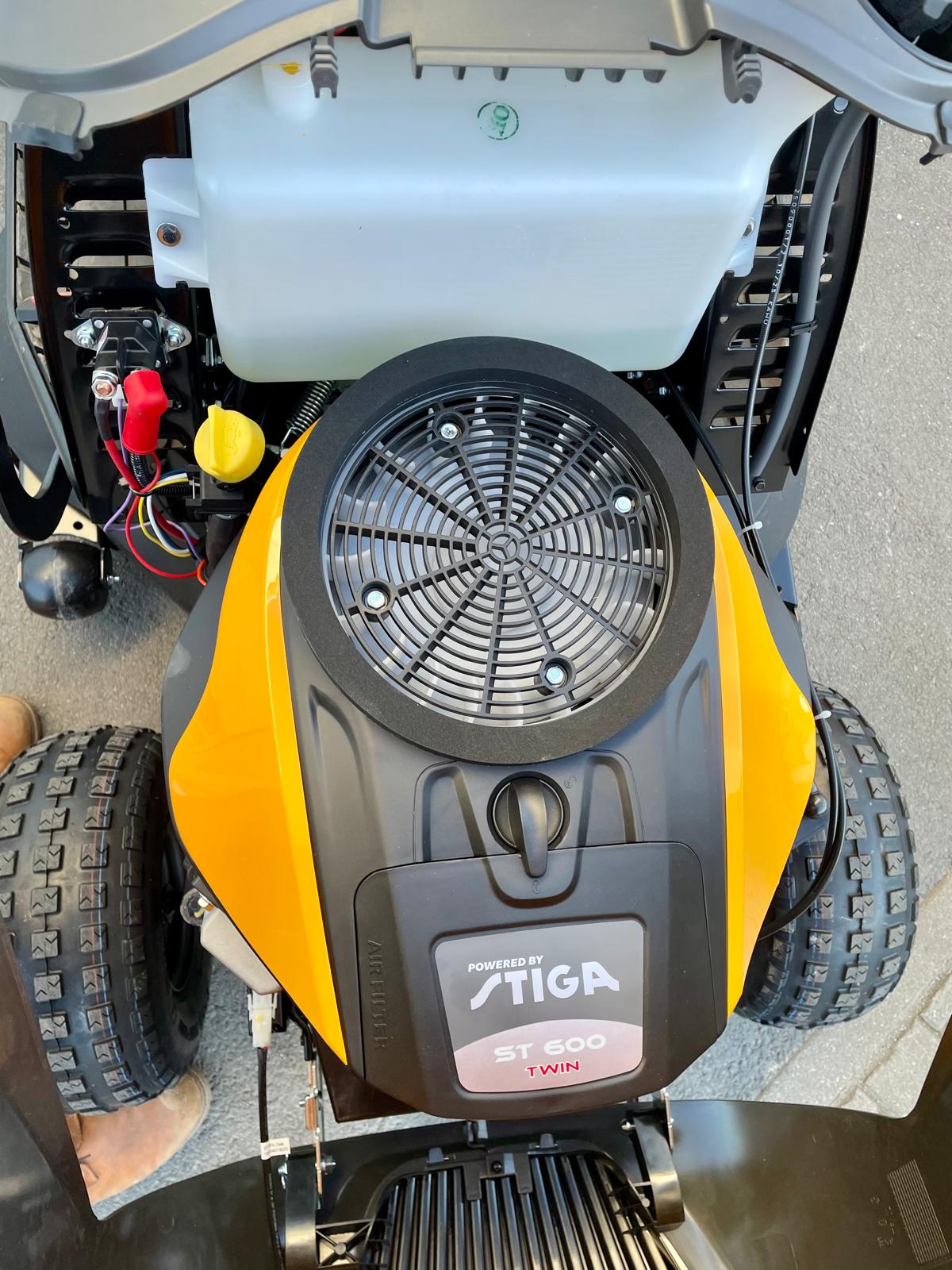 STIGA Rasentraktor Estate 798 W – 98 cm – 20,3 PS – Hydrostat – Mulchkit, Anhängerkupplung & Ladegerät