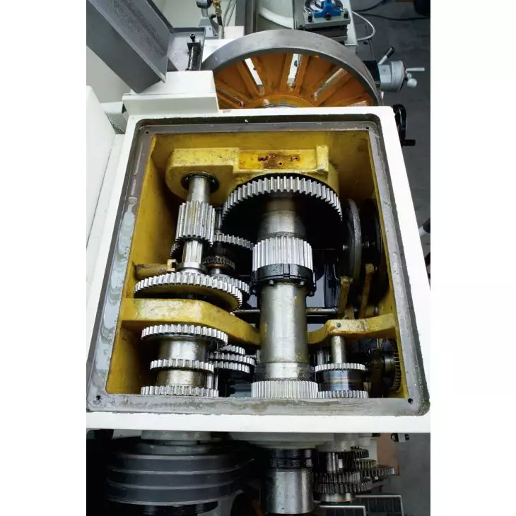 ELMAG Universal-Drehmaschine INDUSTRIE 2000/250, inkl. RÖHM-Drehfutter, 3-Achs-Positionsanzeige