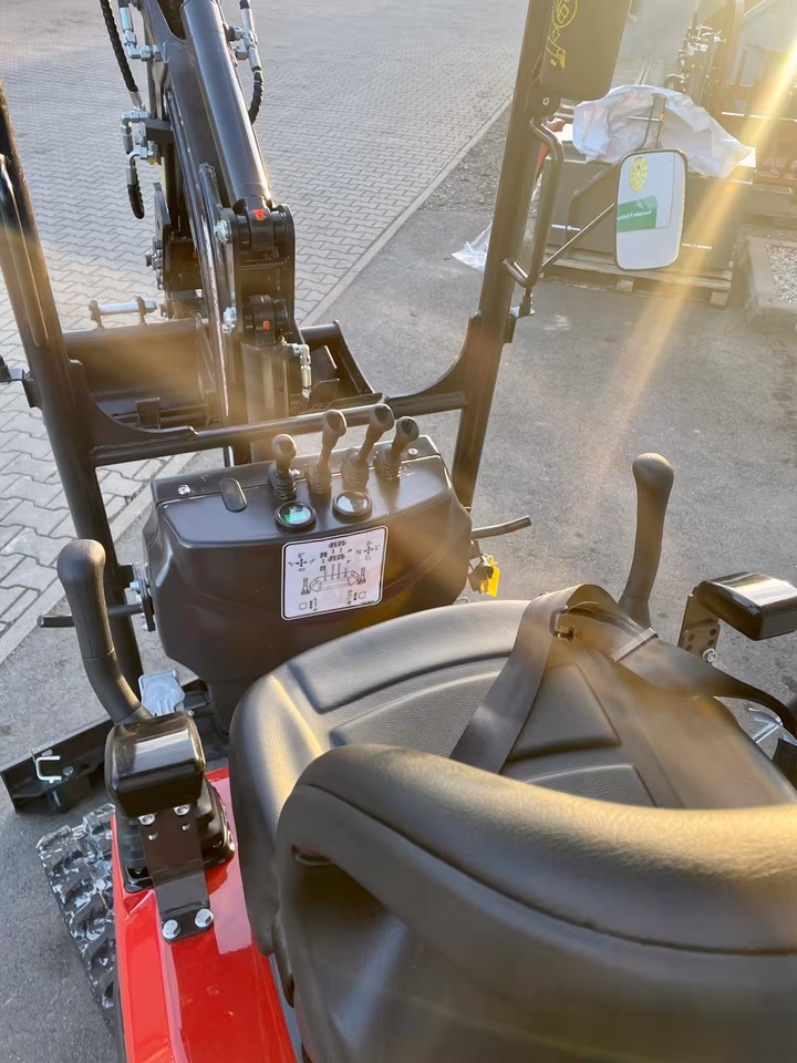 Rhinoceros XN10-9 Minibagger – Knickarm, hydraulischer Daumen & Schnellwechsler