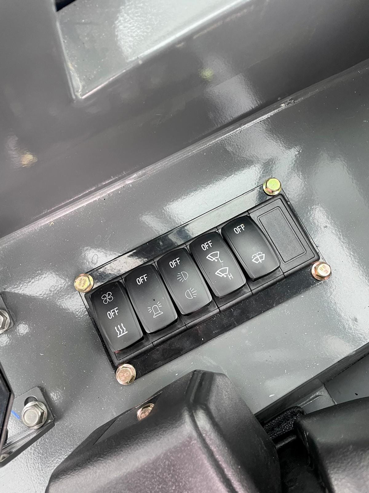 Telescopic wheel loader with cab & Kubota engine – 1200 kg rated load | Professional skid steer loader