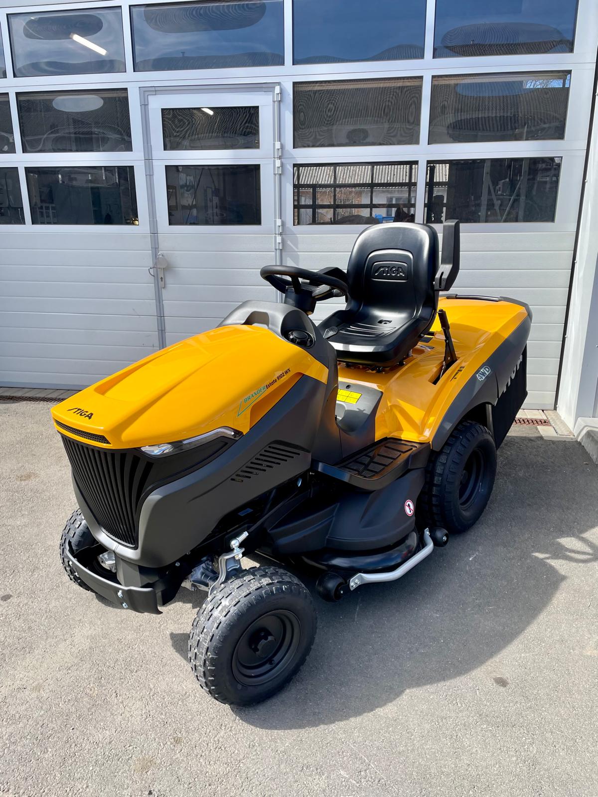 STIGA Allrad-Rasentraktor Estate 9102 WX – 102 cm – 24,7 PS Honda GXV 690 – 4WD – Mulchkit, Anhängerkupplung & Ladegerät