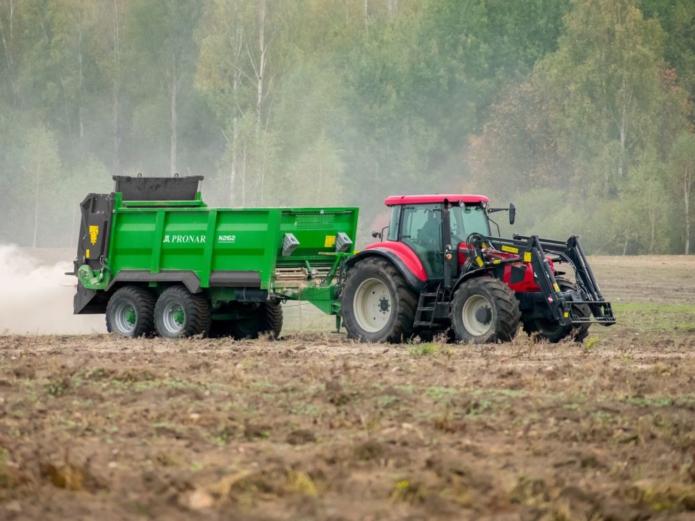Traktor, Landwirtschaftliche Ausrüstung, Roter Traktor, Grüner Anhänger, Landwirtschaftliche Maschine