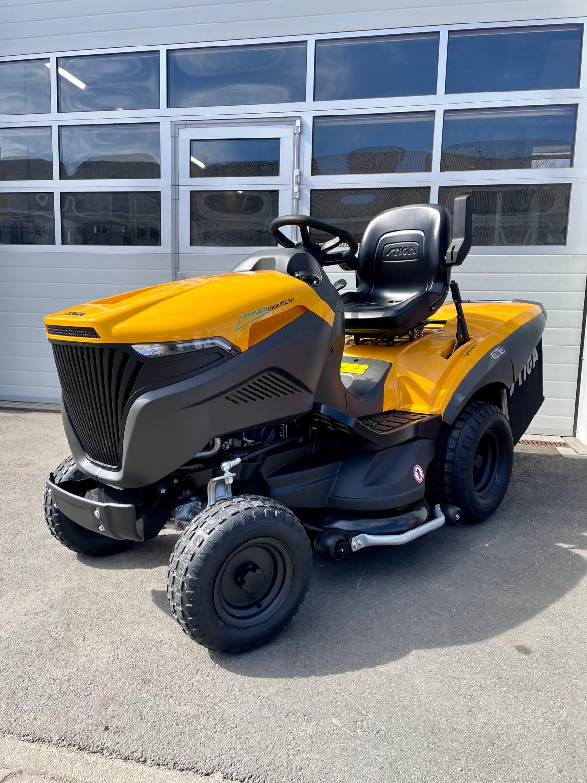 STIGA Allrad-Rasentraktor Estate 9102 WX – 102 cm – 24,7 PS Honda GXV 690 – 4WD – Mulchkit, Anhängerkupplung & Ladegerät