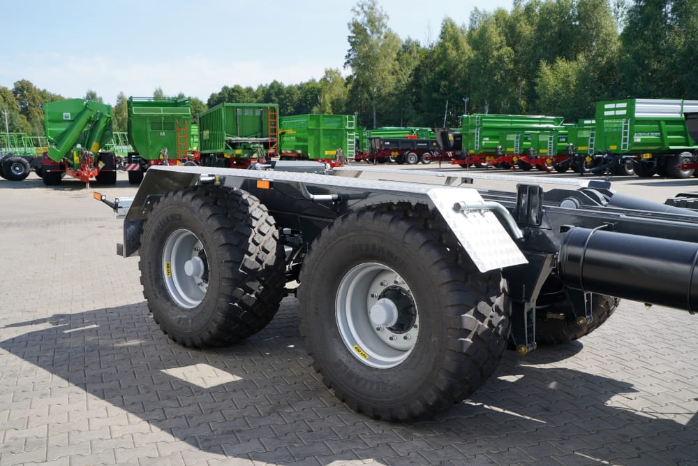 Remorque à bras de levage PRONAR T285/1 – PTAC de 23 tonnes, essieu tandem, suspension parabolique et système hydraulique
