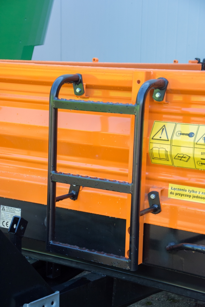 orange equipment, Stufenleiter, Metallrahmen, Warnaufkleber, Anschlussstelle