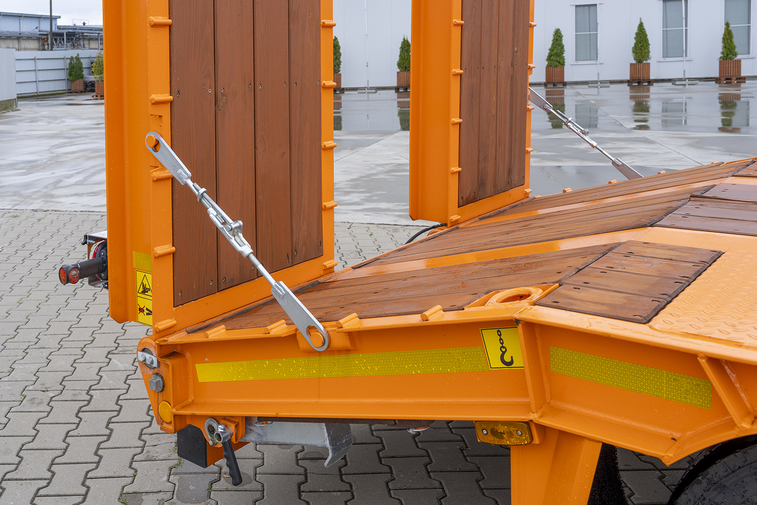 orange trailer, metallische schienen, holzpaneele, Ladeplattform, Sicherheitsleine