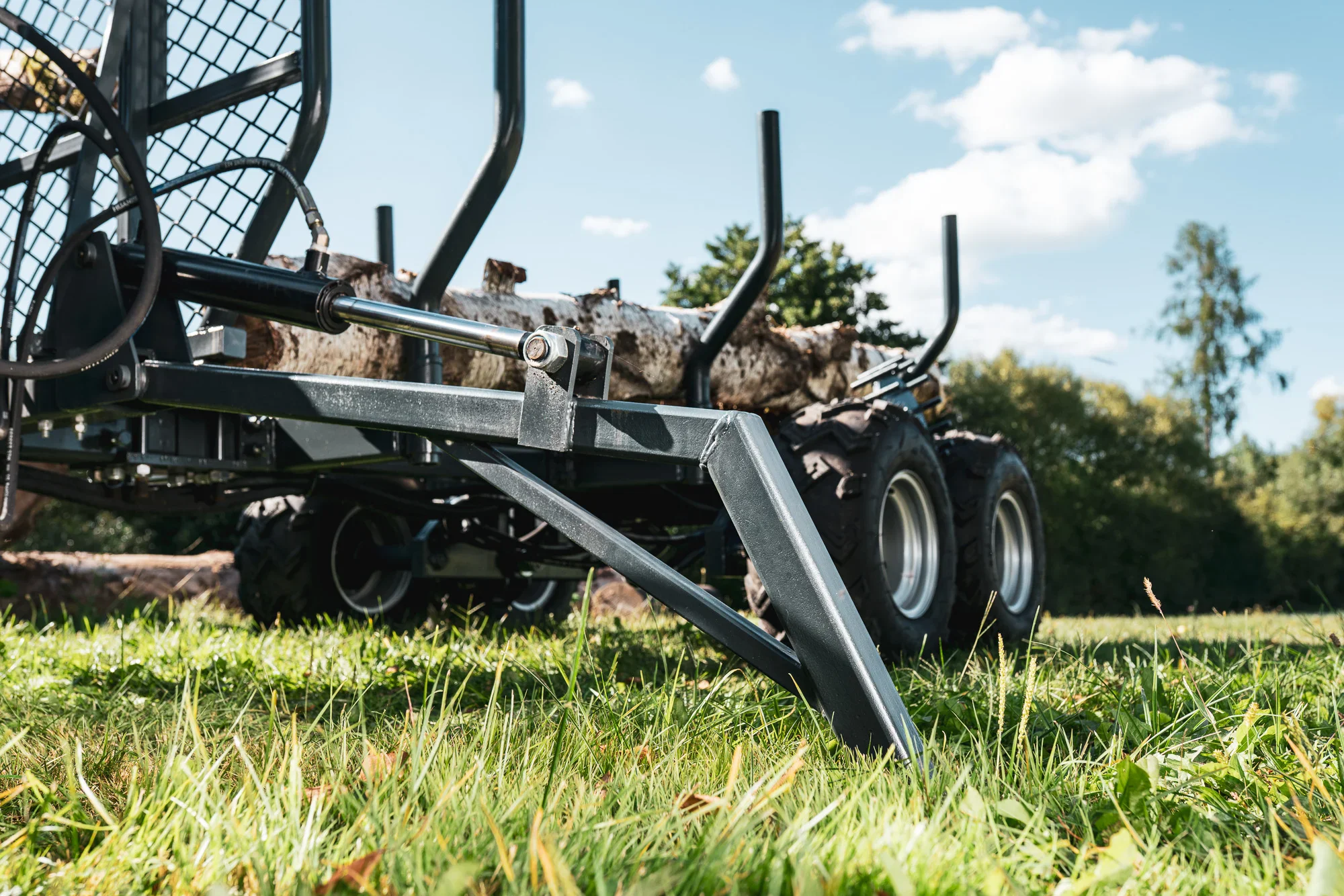 Nero HRW-1500 timber trailer – 1,500 kg capacity, Honda GX160 engine & hydraulic all-wheel drive