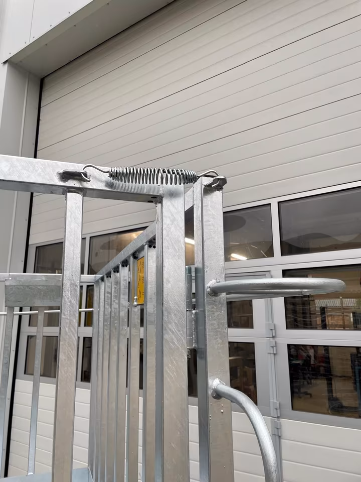Fliegl Arbeitsbühne verzinkt | Euronorm- & Stapleraufnahme | EG-vorzertifiziert | sicher & robust