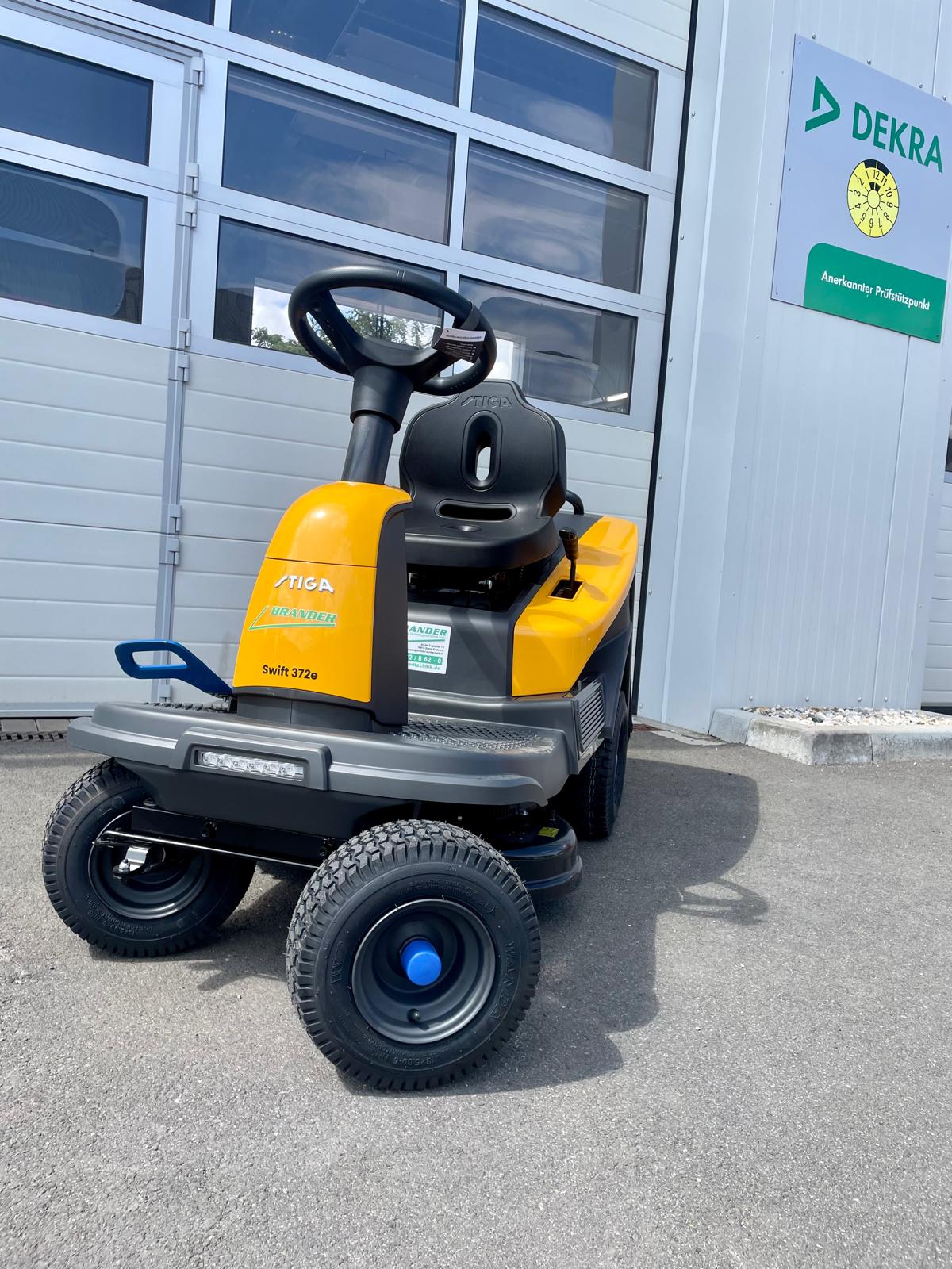 Swift Tractor Stiga Swift 372e electric lawn tractor at Brander – Innovation & Power ...