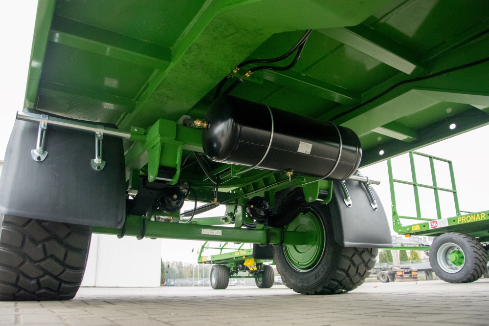 Landmaschine, Agrarmaschine, große Reifen, Unterseite, Tankbehälter
