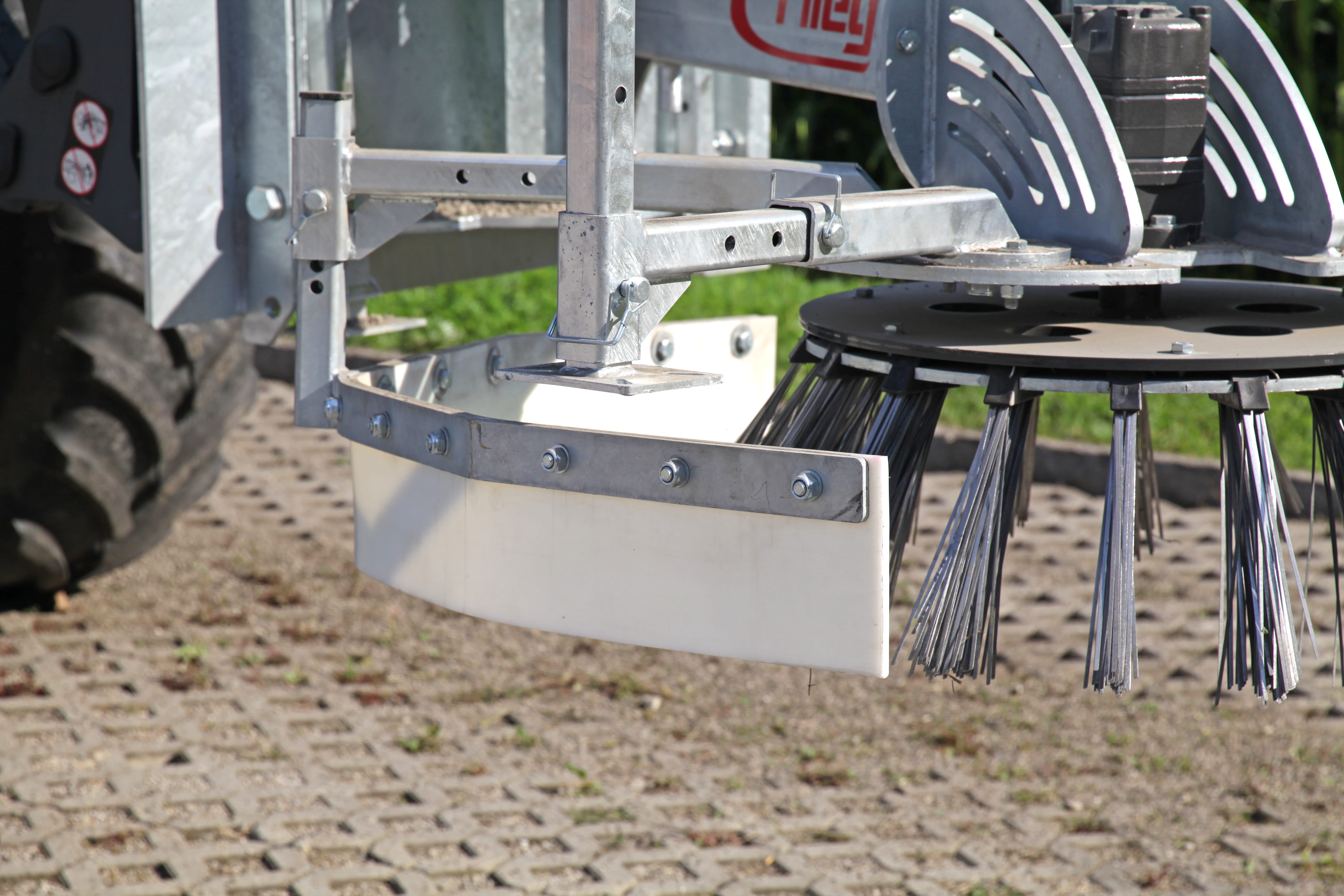 Fliegl Wildkrautbesen Ø 600 mm | hydraulisch | Euro-, Dreipunkt- & Stapleraufnahme
