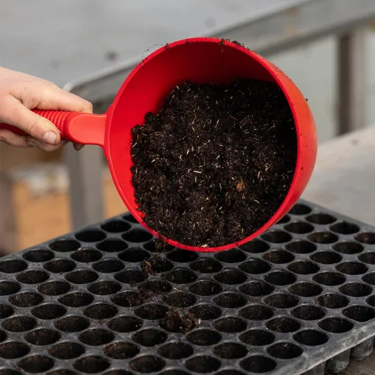Wasser- und Erdmischkanne 2 Liter aus Kunststoff – Rot | Messkanne für Gartenbau und Baumschule
