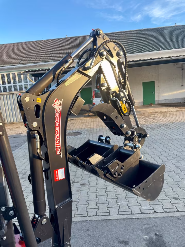Rhinoceros XN10-9 Minibagger – Knickarm, hydraulischer Daumen & Schnellwechsler