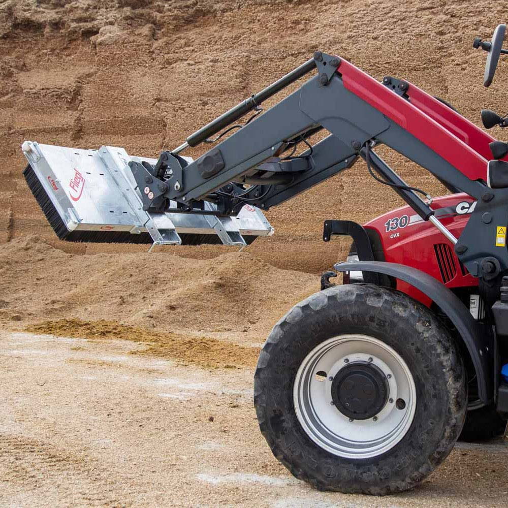 Fliegl Kehrbesen verzinkt – 8 Besenreihen | mit Anfahrtsrollen, Euro- & Stapleraufnahme