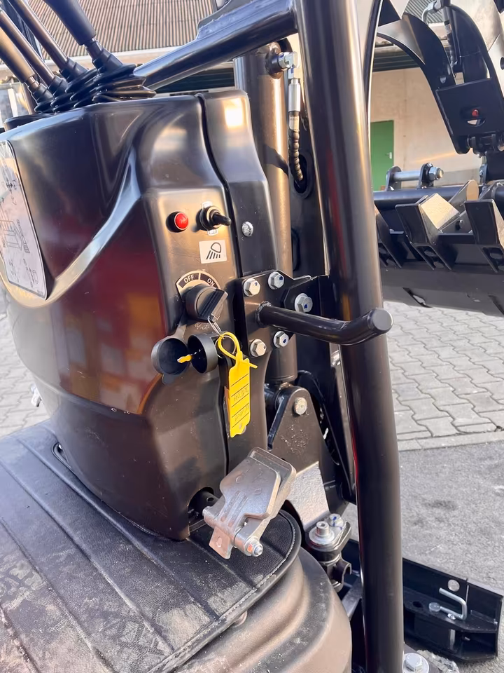 Rhinoceros XN10-9 Minibagger – Knickarm, hydraulischer Daumen & Schnellwechsler