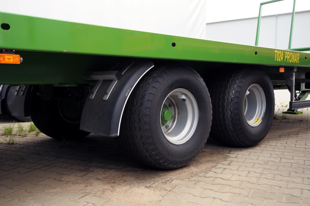 Anhängerkupplung,  Flachbettanhänger,  Doppelte Reifen,  Mudflaps,  grüner Anhänger